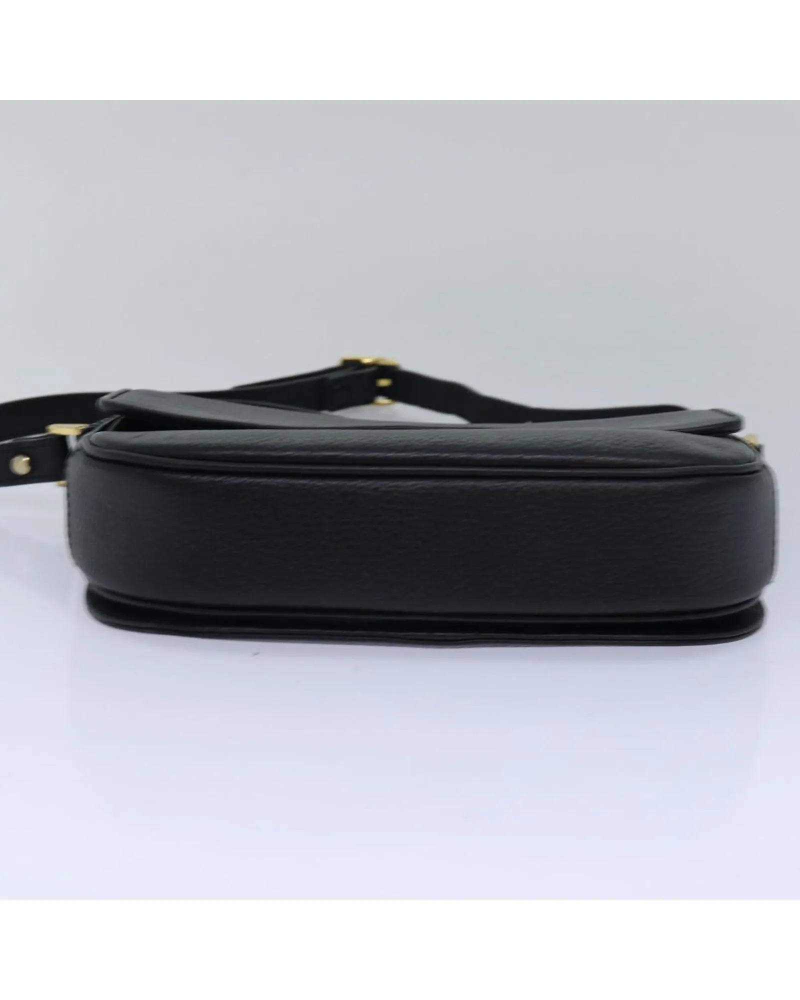 Leather Shoulder Bag with Adjustable Strap and Classic Design